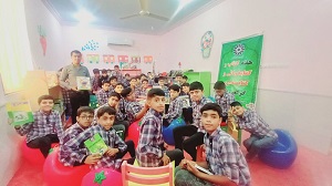 استاد قصه گو و دانش آموزان